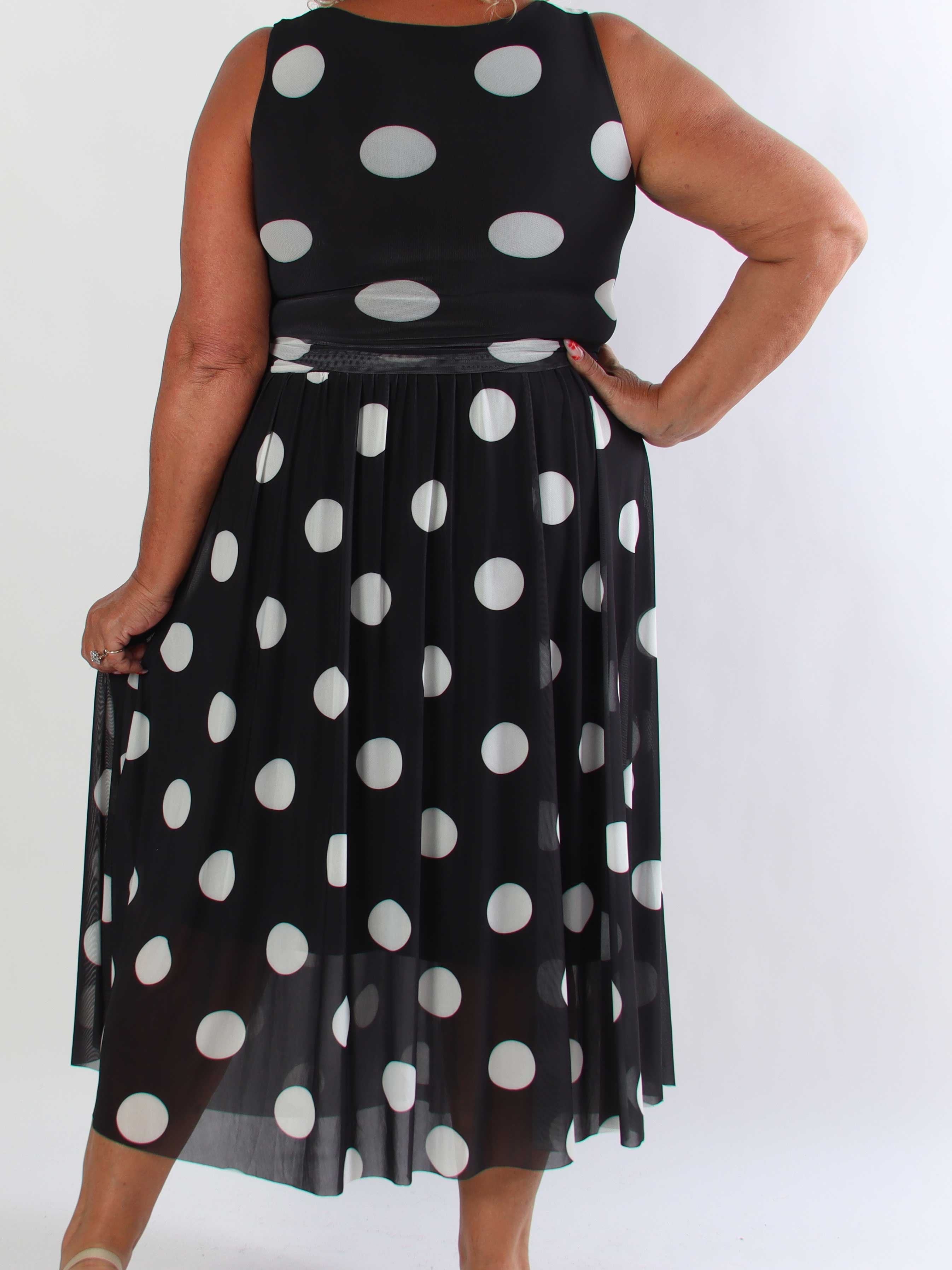 Hallie - Elegant stretchy plus size kjole i mesh med prikker